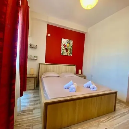 Red Ultracentral Old Town