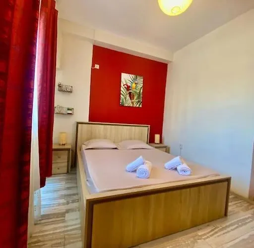 Red Ultracentral Old Town