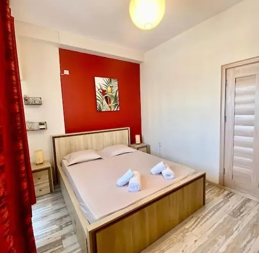 Red Ultracentral Old Town