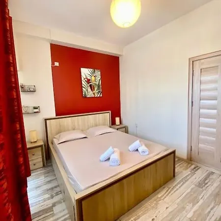 Red Ultracentral Old Town